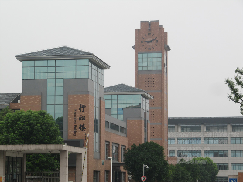 一所學(xué)校校園內(nèi)的四面塔鐘，以樓的墻體作為鐘面、黑刻度、兩針，樓和鐘融為一體，相輔相成，是樓鐘的典范代表