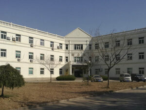 煙臺金針?biāo)姽緩S家研發(fā)專家，歷時兩年于2018年，在此研發(fā)出新一代塔鐘控制系統(tǒng)，——公司成長歷程之研發(fā)