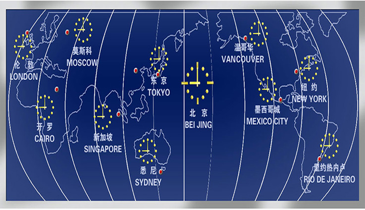 11個(gè)世界不同時(shí)區(qū)代表城市的白色指針時(shí)鐘，顯示在世界地圖上的墻面上，藍(lán)底，間以經(jīng)線