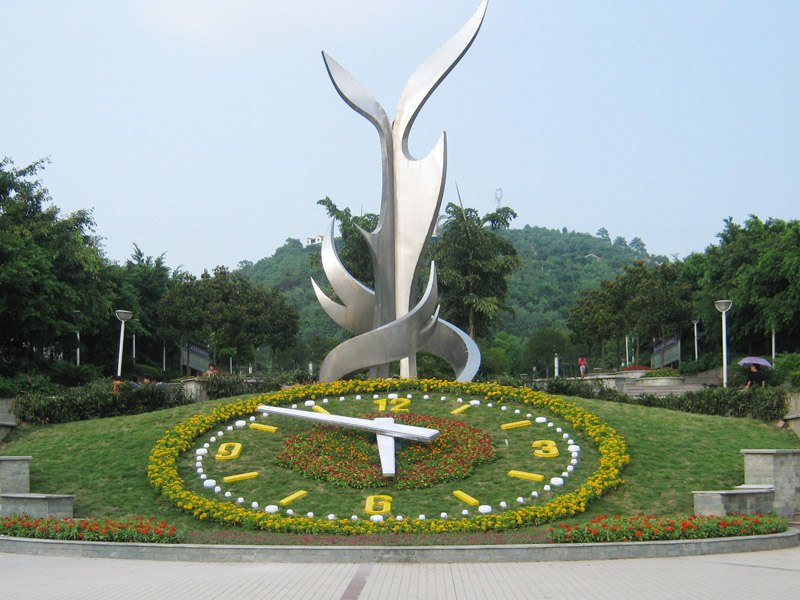 與花壇融為一體，以花草、金石等搭配出鐘面刻度的大型花壇鐘