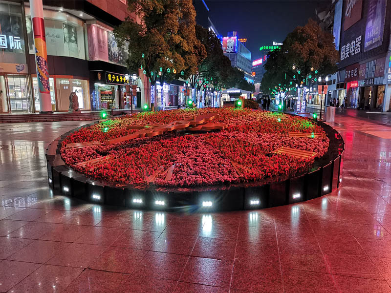 與花壇融為一體，以花草、金石等搭配出鐘面刻度的大型花壇鐘