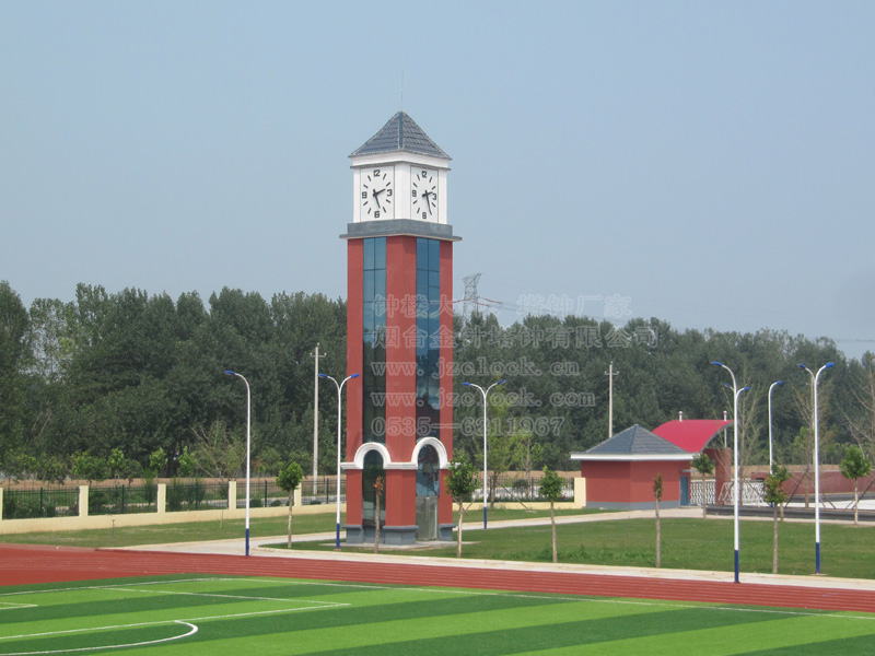 一個(gè)鐘樓上的四面塔鐘，白鐘面、黑刻度、兩針，其下為紅色立邊柱，間以藍(lán)色玻璃，其上冠以灰瓦挑檐尖頂